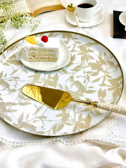 This gift set from our Handloom Harmony Collection includes the sleek round serving tray and a matching cake server. It is a sophisticated and thoughtful gift for any occasion.