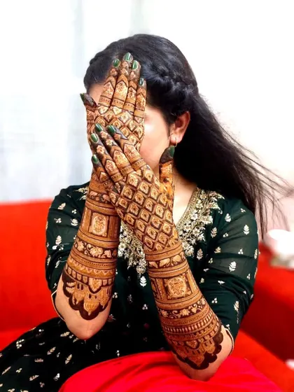 A classic jaali pattern for the back of the hands. This timeless design is elegant and sophisticated, perfect for any bride.