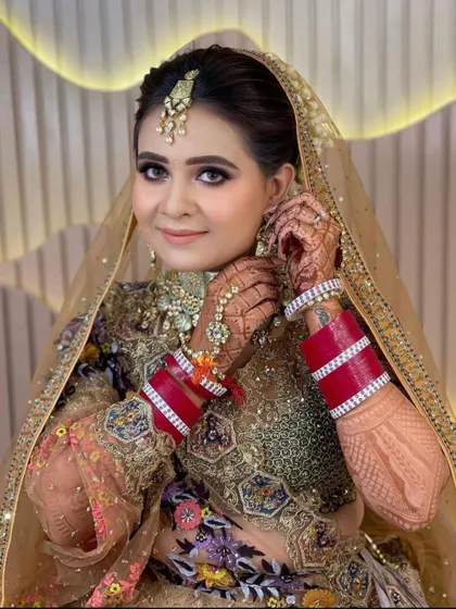 A close-up of the bride's earrings and her complete look.