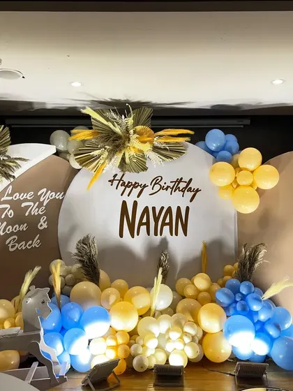 A close-up of the personalized backdrop and balloon arrangement for the teddy bear theme.
