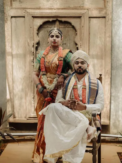 This regal portrait of a couple in traditional South Indian attire has a timeless, almost painterly quality. It beautifully represents the grace and heritage of a Kannadiga wedding.