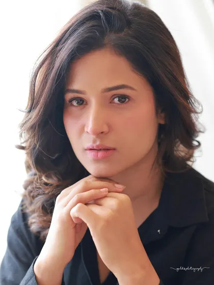 A set of clean, minimalist headshots of an actress. With simple lighting and a neutral expression, these photos are perfect for casting calls and professional portfolios where a natural look is required.