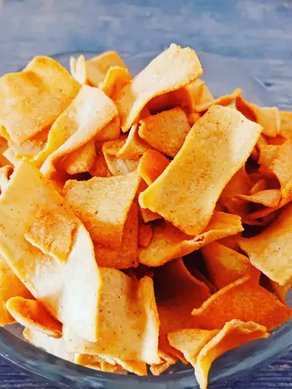 Crispy roasted nachni (ragi) chips, a gluten-free and nutrient-dense snack seasoned with savory spices.