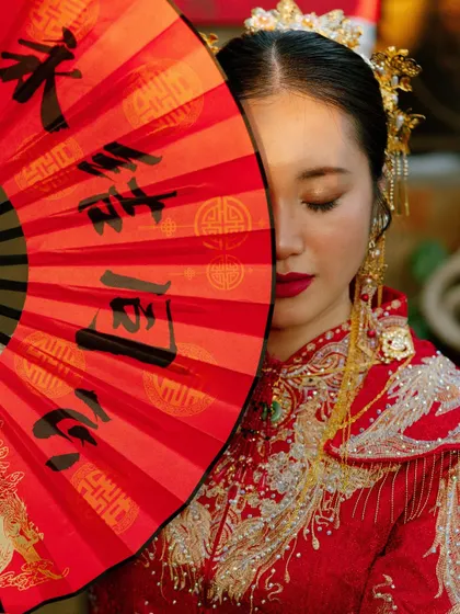 Honoring heritage is at the heart of what I do, especially in cross-cultural weddings. This striking portrait of a bride during a traditional Chinese tea ceremony, with her ornate red fan and attire, highlights my dedication to celebrating cultural details with elegance and respect.