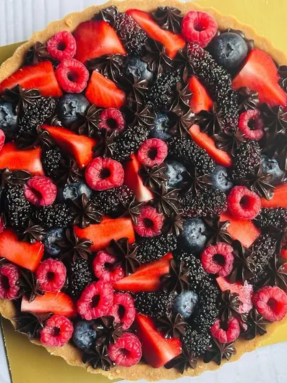 My Dark Chocolate Tart with mixed berries is a Christmas wishlist favorite. The deep red of the strawberries and raspberries contrasts beautifully with the rich dark chocolate.