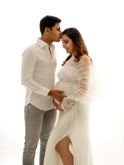 A tender forehead kiss is one of my favorite poses for couples. It’s simple, intimate, and perfectly captures the love and excitement of this special time.
