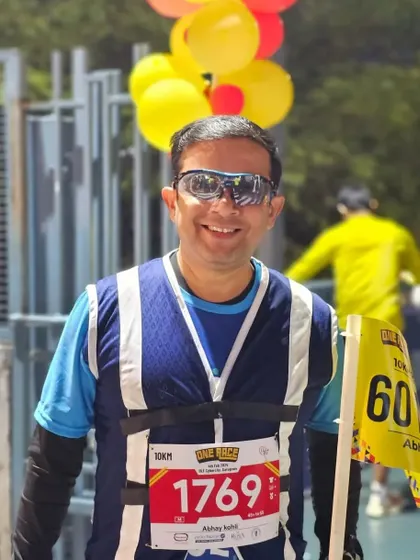 A member pacing the 10k race with a flag and balloons. He made the run fun for everyone.