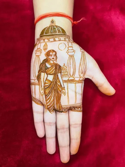 A simple and elegant Karwa Chauth design on the palm. It shows a woman in a saree against a backdrop of a palace balcony.