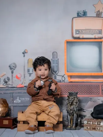 A classic portrait of our 'Chhota RJ'. The composition of this photo draws attention to the baby while still showcasing the richness of the retro-themed set.