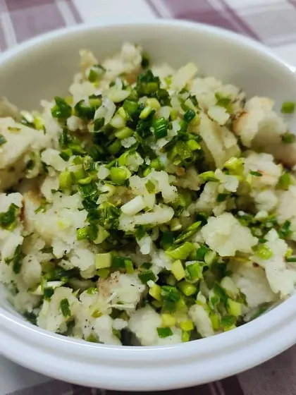Preparing the healthy and flavorful filling for Lehsun ki Roti, a traditional winter flatbread.