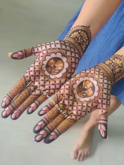A stunning design inspired by the amazing Henna by Divya. I love the central floral mandala combined with the intricate 'jaali' or net pattern.