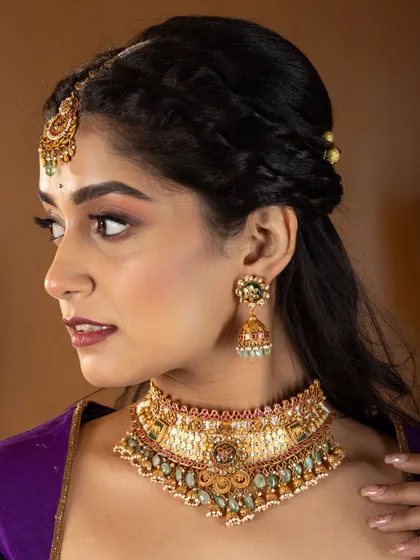 A profile view of a traditional look. This angle highlights the contour, the details of the jewelry, and the hairstyle, showing the importance of a 360-degree view.