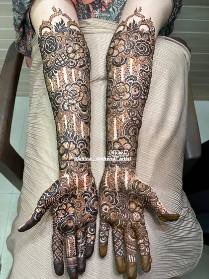 This design includes the wedding date '22.12.25' subtly placed on the arm, a lovely way to commemorate the day.