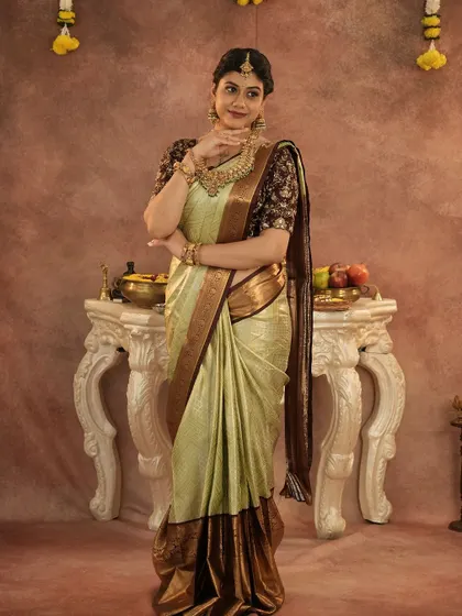 The full look showcases the beautiful contrast and the traditional yet modern appeal of this saree.