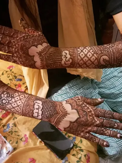 A beautiful design for bride Rukhiya, featuring personalized initials and a mix of traditional patterns. I am grateful for the trust my clients place in me.