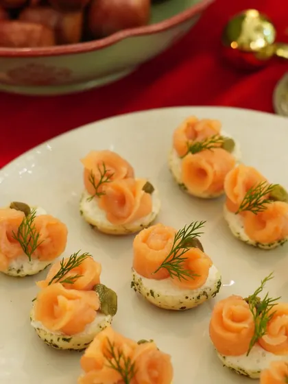 Another view of our smoked salmon and cream cheese canapés, beautifully arranged and ready to be served. A timeless appetizer that always impresses.