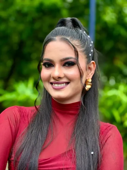 For this western-style glam look, I created a sleek high ponytail with pearl accents and face-framing tendrils. The smokey eye makeup and bold lip complete this party-ready style, perfect for making a statement.