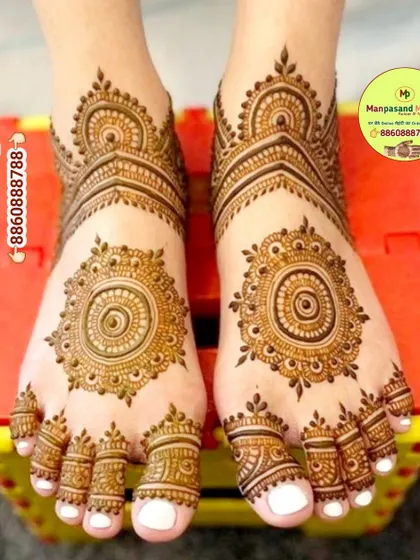 A classic mandala foot design that is both simple and beautiful. This symmetrical pattern is perfect for any festive occasion or for members of the bridal party.