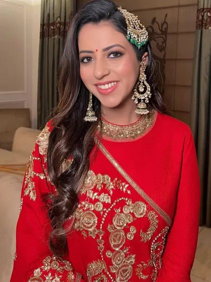 A close-up portrait, her beautiful smile and timeless makeup making for a perfect picture.