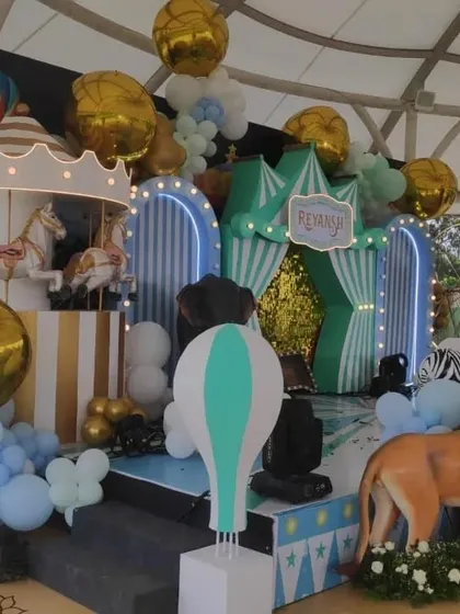 A wider view of the pastel circus theme, highlighting the hot air balloon props and gold metallic balloons.