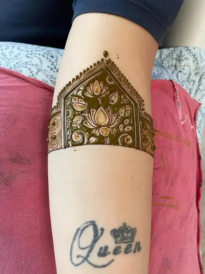 Another view of the lotus arm band, showing the clean archway and detailed floral work.