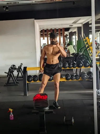 A full-body gym selfie.