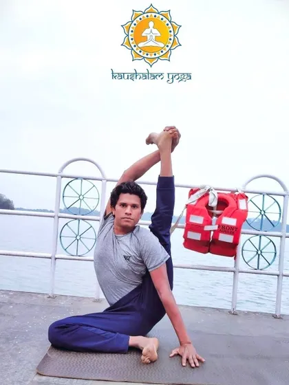 This seated twisting pose, performed on a boat, demonstrates that yoga can be practiced anywhere. Twists are excellent for spinal mobility and detoxifying the abdominal organs. Health is your responsibility, and I can help you take charge of it.