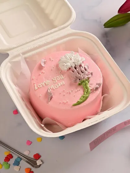 Another beautiful option for mom, this "Love you Mom" bento cake features a hand-piped flower design. It’s a sweet and artistic way to express your gratitude.