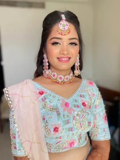 Pooja's smile says it all. The monochromatic pink makeup makes her look youthful and glowing.