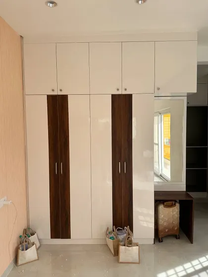 A finished two-tone wardrobe with an integrated dressing table, part of a home we recently handed over. We congratulate the new homeowners and welcome them to our family of clients.