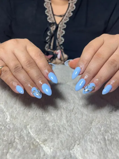 A lovely sky blue set with silver chrome accents. This shows how a small, well-placed piece of art can elevate a simple manicure.