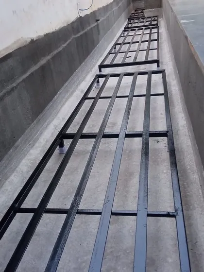 This image shows how our long, narrow stands are perfect for tight spaces, like this channel on a terrace. We can customize the dimensions to fit any awkward area.