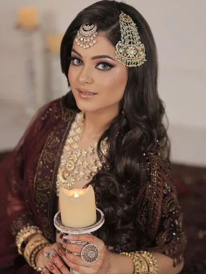 A moment of quiet beauty. The candlelight highlights the intricate details of the bridal passa and layered necklace, creating a truly magical and traditional vibe.