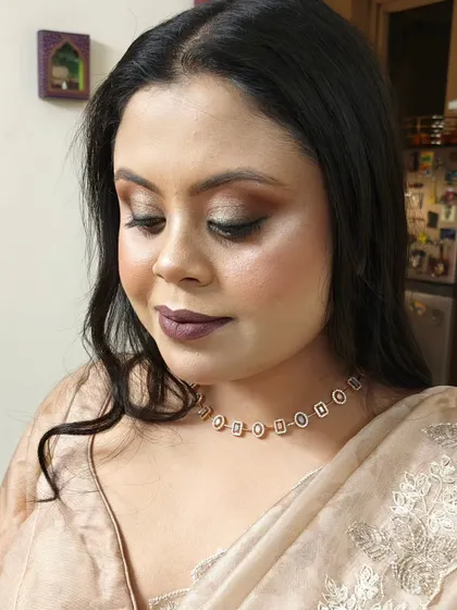 A classic HD party makeup look. The brown smokey eye is a versatile choice that suits almost any outfit and occasion.