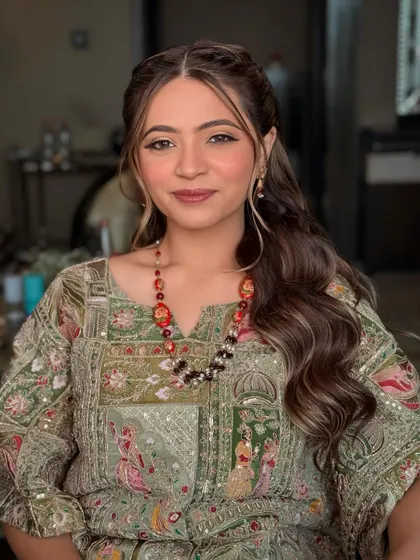 Another portrait of the Mehendi bride, looking calm and beautiful. The makeup is all about enhancing her natural features with a soft, warm glow.
