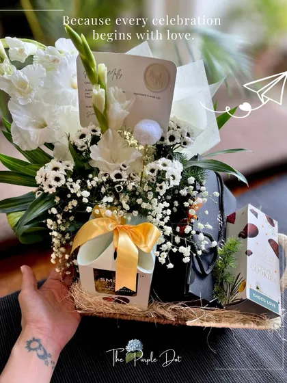 Simple, understated, and elegant. This hamper, held in hand, shows the personal scale of my work and the beauty of a well-balanced composition.