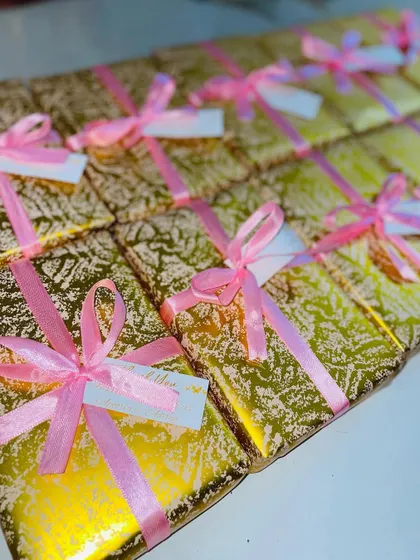 Another wrapping option for the brass photo frame favors, this time using a beautiful gold patterned paper.