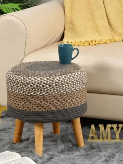 This ombre-style jute stool transitions from grey to natural beige, creating a soft and modern look. It's perfect for contemporary homes.
