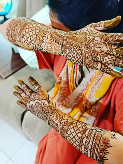 Full arm coverage with traditional Indian patterns. This design is perfect for brides who want a classic and timeless mehendi look for their wedding.