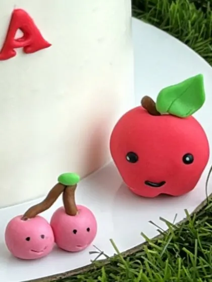 Another close-up of the adorable fondant fruits.