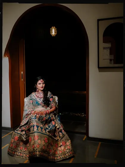 Duplicate of image 306, a solo bridal portrait.