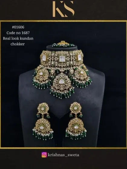 A beautiful emerald green version of our real-look Kundan choker set.