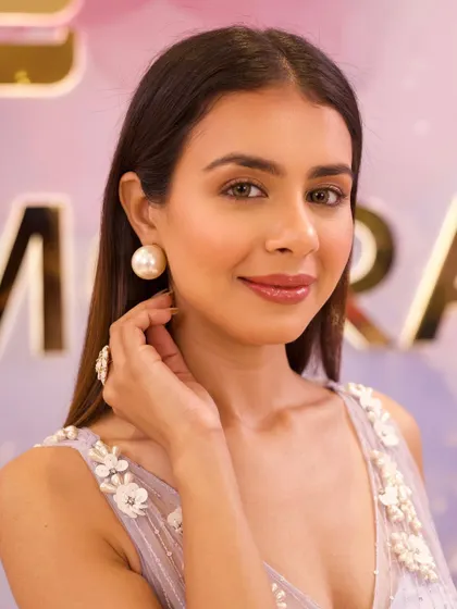 Another example of the nude and peach makeup vibe. The glossy lip and soft highlight on the cheekbones give a youthful and radiant finish.