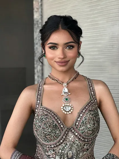 This is the full Mehendi look I taught in my online masterclass, which also works beautifully for a cocktail or sangeet event. The soft smokey eye and braided hairstyle create a modern yet traditional vibe.