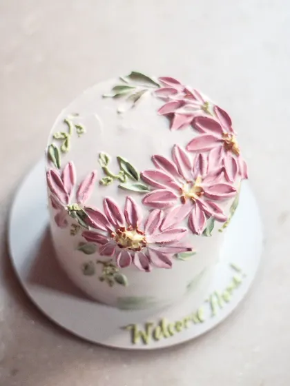 A simple floral painted cake in my current favorite color: mauve-pink! My wardrobe is slowly being taken over by this shade. What’s your favorite color?