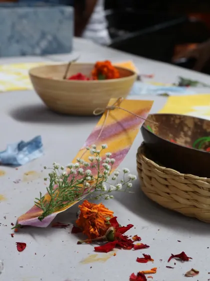A beautifully arranged table at our 'Sundye Party' tie-dye workshop. We combine the creative activity with a great atmosphere, making it a perfect weekend outing.
