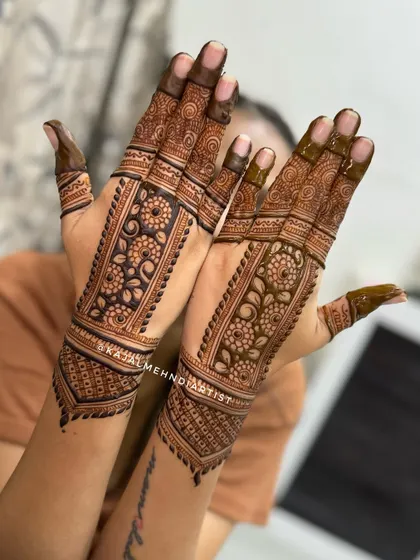 Another angle of the beautiful floral backhand bands.