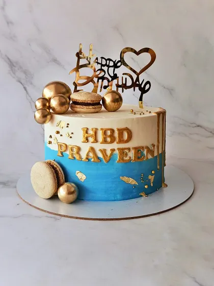 Some blue and bling for Praveen's birthday. This chocolate cake with nutella is decorated with gold macarons and chocolate spheres for a touch of luxury.