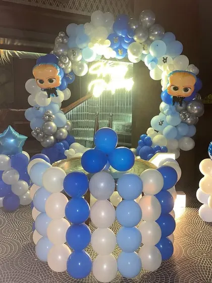 A closer look at the Boss Baby themed cake-cutting area. We use character foil balloons to enhance the theme.