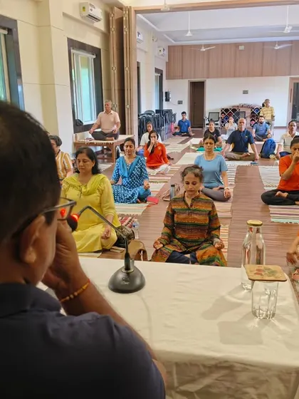 An instructor guides participants through a breathing technique. Our workshops are led by experts who provide clear, scientific explanations for each practice, ensuring a safe and profound learning experience.